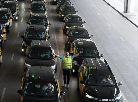 Protesta del Taxi de Barcelona contra Uber, Cabify y Bolt en el Prat. Fuente: Agencias.