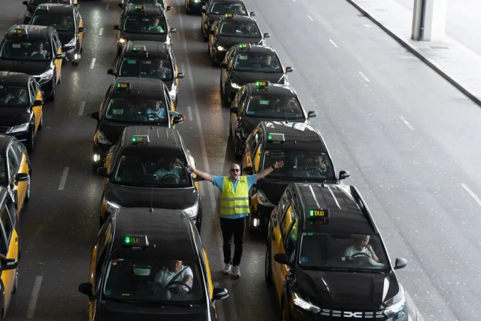 Protesta del Taxi de Barcelona contra Uber, Cabify y Bolt en el Prat. Fuente: Agencias.