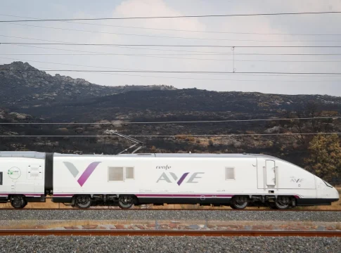 Ave de Renfe camino a Galicia tras los incendios de 2025. Fuente: Agencias
