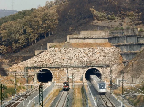 Un tren de la línea AVE Madrid-Galicia gestionadad por Adif a su paso por una zona quemada por los incendios, a 21 de agosto de 2025. Fuente: Agencias
