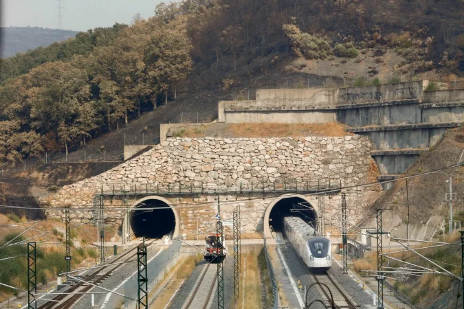 Adif se prepara para cometer el mismo error que cometió Aena 1 Merca2 Un tren de la línea AVE Madrid-Galicia gestionadad por Adif a su paso por una zona quemada por los incendios, a 21 de agosto de 2025. Fuente: Agencias