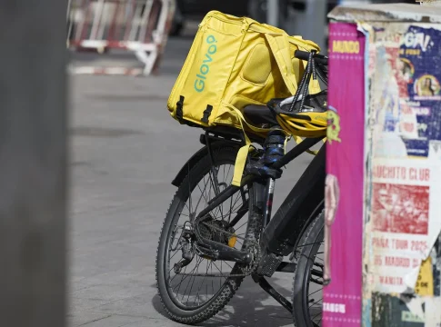 Un repartidor de Glovo en bicicleta por una calle de Madrid, 29 de agosto de 2025, en Madrid (España). Fuente: Agencias