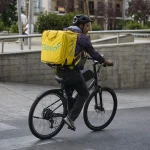 Los clientes de Glovo en Madrid notan el cambio: riders sin subir escaleras y pedidos abandonados en el felpudo