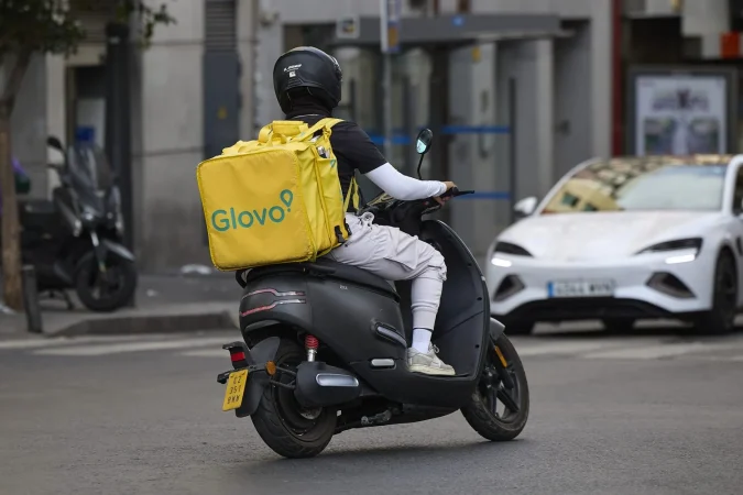 Un repartidor de Glovo en una moto por una calle de Madrid, 29 de agosto de 2025, en Madrid (España). Fuente: Agencias