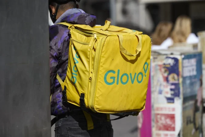 Un repartidor de Glovo en una calle de Madrid, 29 de agosto de 2025, en Madrid (España). Fuente: Agencias