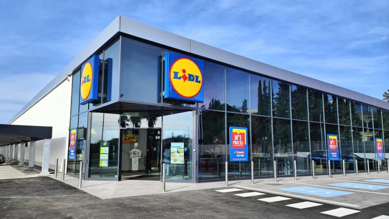 Mercadona, Dia, Aldi y Lidl convierten la marca blanca en sinónimo de ahorro y calidad en la cesta semanal 3 Merca2.es Lidl Exterior Tienda Merca2.es