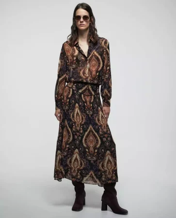 Camisa estampada y falda midi: sofisticación asegurada