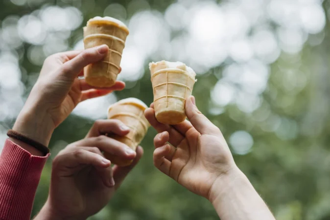 amigos con helado en las manos en el parque Merca2.es