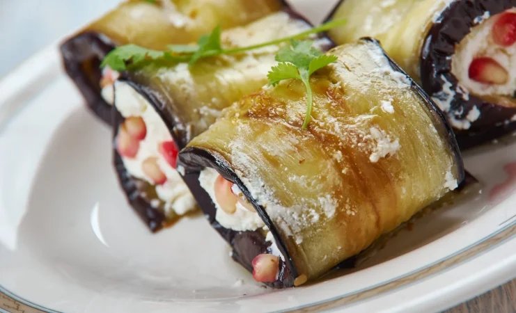 badrijai nigvzit comida georgiana rodajas de berenjena cocida pasta de nueces vinagre y especias se extiende sobre las rodajas de berenjena que luego se enrollan Merca2.es
