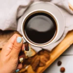 «Tu manía de recalentar el café en el microondas está creando una sustancia cancerígena en tu taza», advierte Diego Lugones (34), químico de la UCM (56)