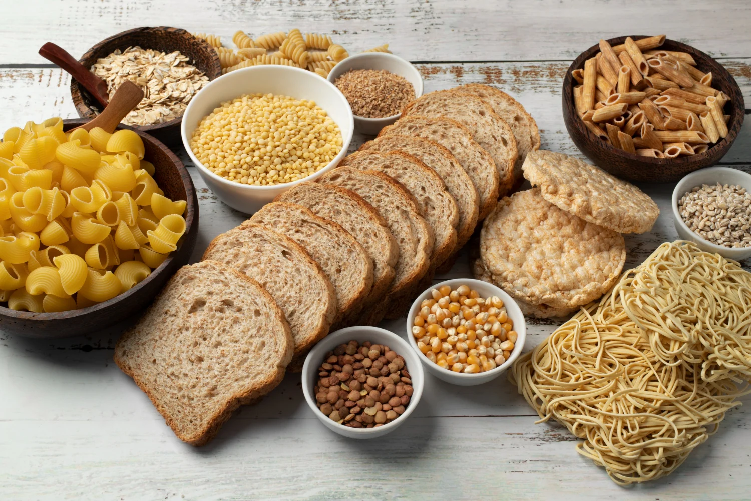 Aquí se desmonta el mito más extendido sobre los carbohidratos nocturnos, explicando por qué eliminar ciertos alimentos de tu cena para reducir la barriga es un error de principiante. Fuente: Freepik
