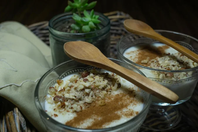 La canela no solo aporta un sabor delicioso a este desayuno, sino que es un ingrediente funcional con importantes beneficios para el sistema circulatorio. Fuente: Freepik
