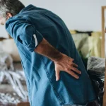 Dr. Julián Casado (56), reumatólogo: «El dolor de cadera al levantarte es la primera sirena de alarma. La verdadera causa está en tus pies y podría dejarte inmóvil»