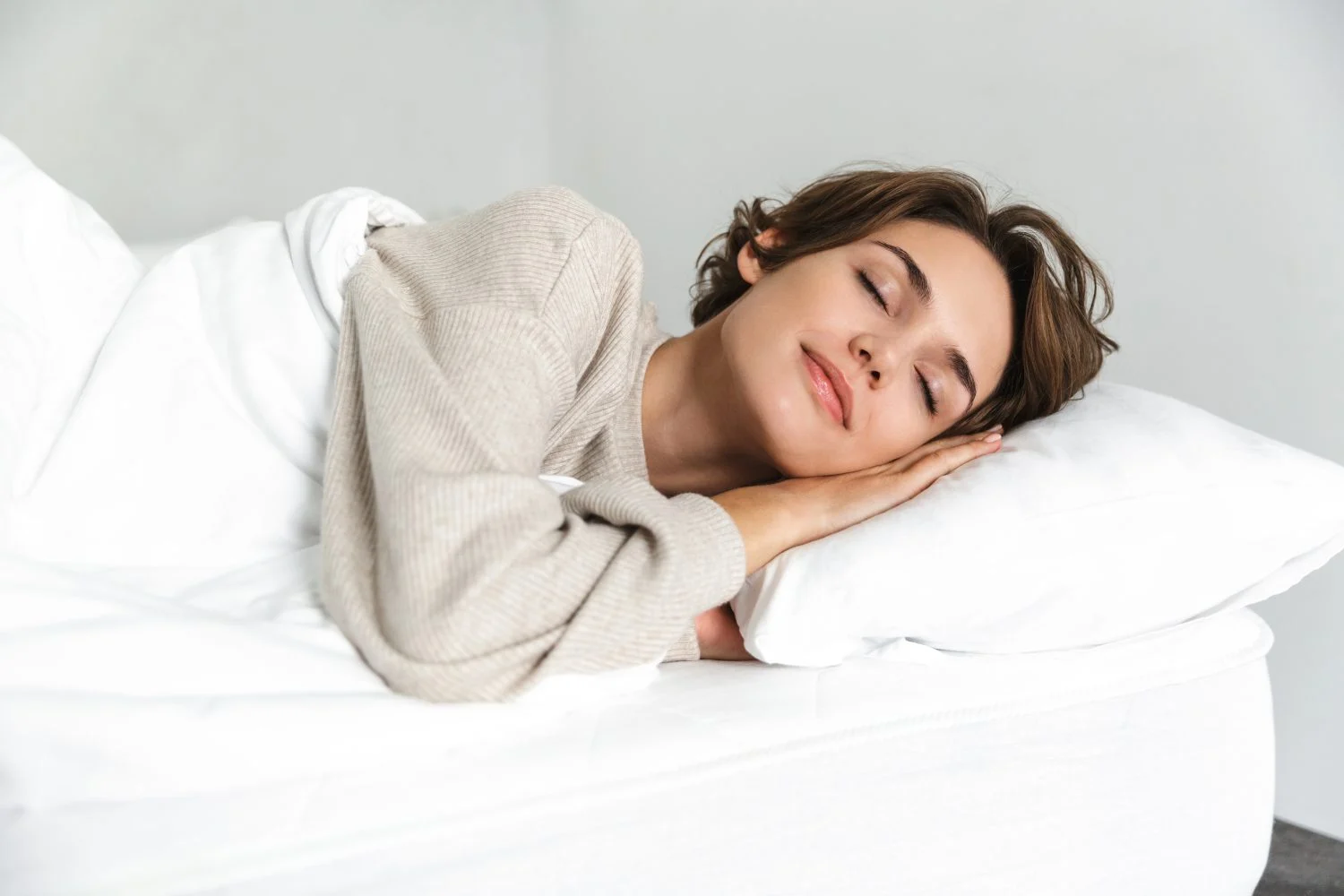 Existen hábitos sencillos que puedes incorporar para cuidar tu hígado y volver a dormir del tirón. Fuente: Freepik
