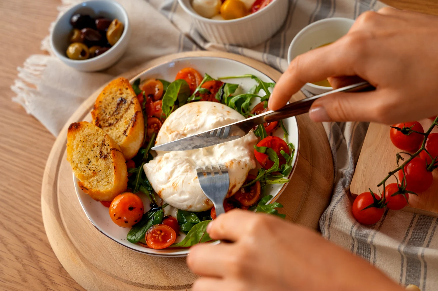 No se trata de demonizar esta receta italiana, sino de aprender a disfrutar de una ensalada con burrata de forma inteligente y equilibrada. Fuente: Freepik
