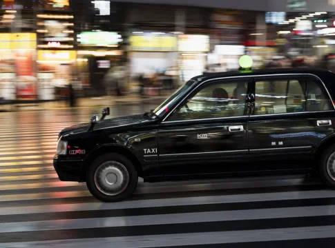 La OCU pone nota a los coches chinos: aprobados en seguridad, pero insuficiente en calidad-conduciendo-autos-en-la-calle-de-la-ciudad La OCU pone nota a los coches chinos: aprobados en seguridad, pero insuficiente en calidad