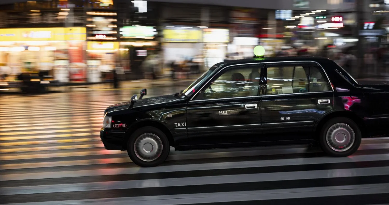 La OCU pone nota a los coches chinos: aprobados en seguridad, pero insuficiente en calidad-conduciendo-autos-en-la-calle-de-la-ciudad La OCU pone nota a los coches chinos: aprobados en seguridad, pero insuficiente en calidad