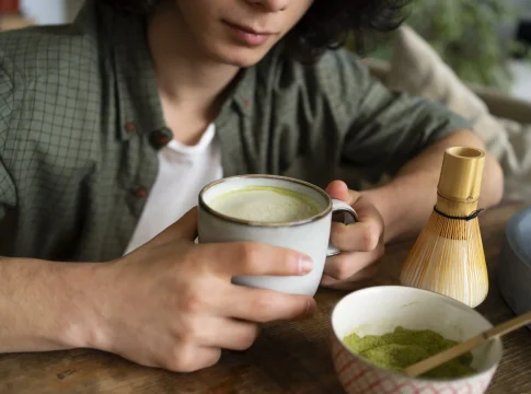 hombre-disfrutando-de-una-taza-de-te-matcha té matcha