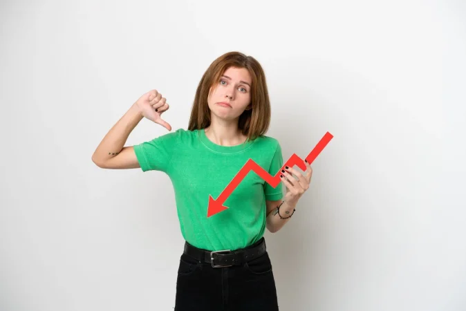 Esta inflamación va mucho más allá de un vientre abultado; exploramos otros síntomas y señales que tu cuerpo te envía y que probablemente estás pasando por alto. Fuente: Freepik
