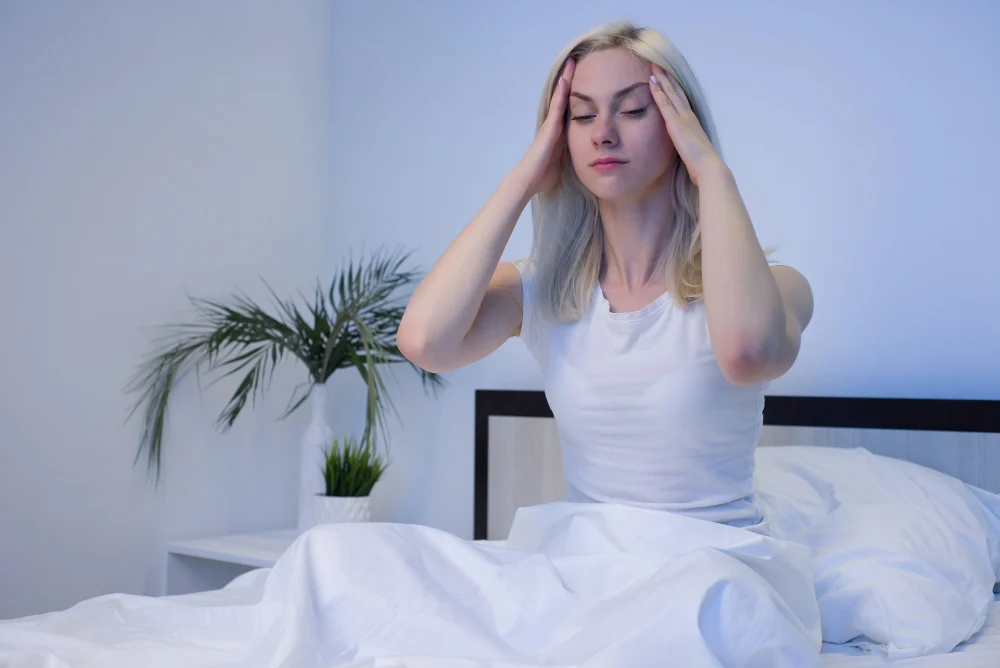 El estrés no solo es mental; descubre cómo afecta a tu hígado y a tu descanso nocturno. Fuente: Freepik

