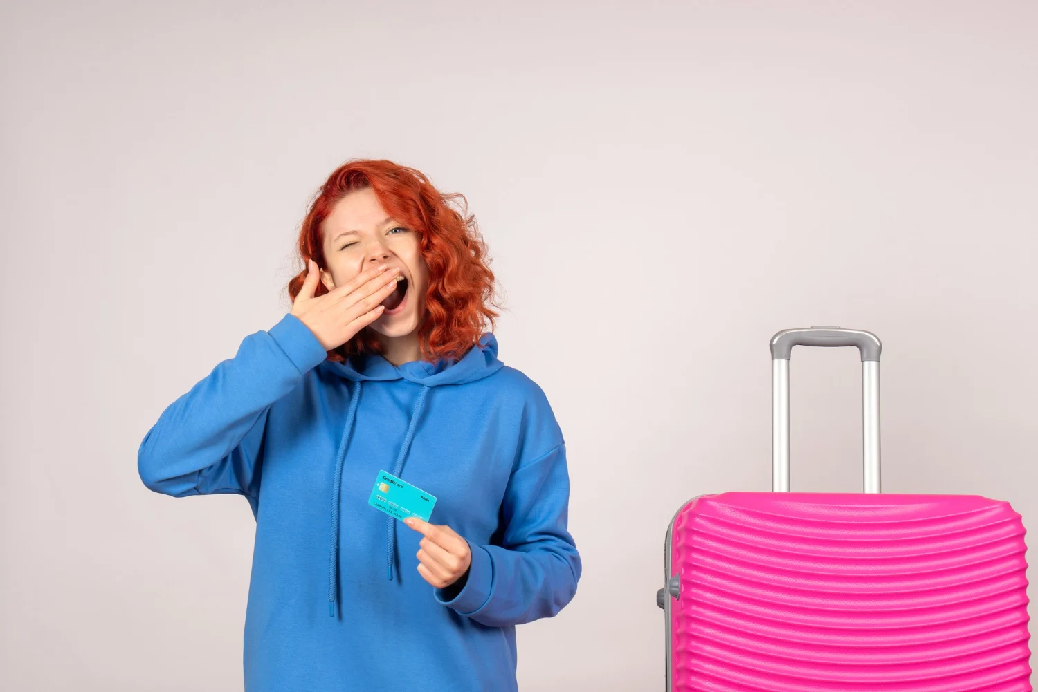 Combatir la inercia física es fundamental para decirle a tu cuerpo que debe activarse. El ejercicio moderado es una herramienta sorprendentemente poderosa para aliviar los síntomas del jet lag. Fuente: Freepik
