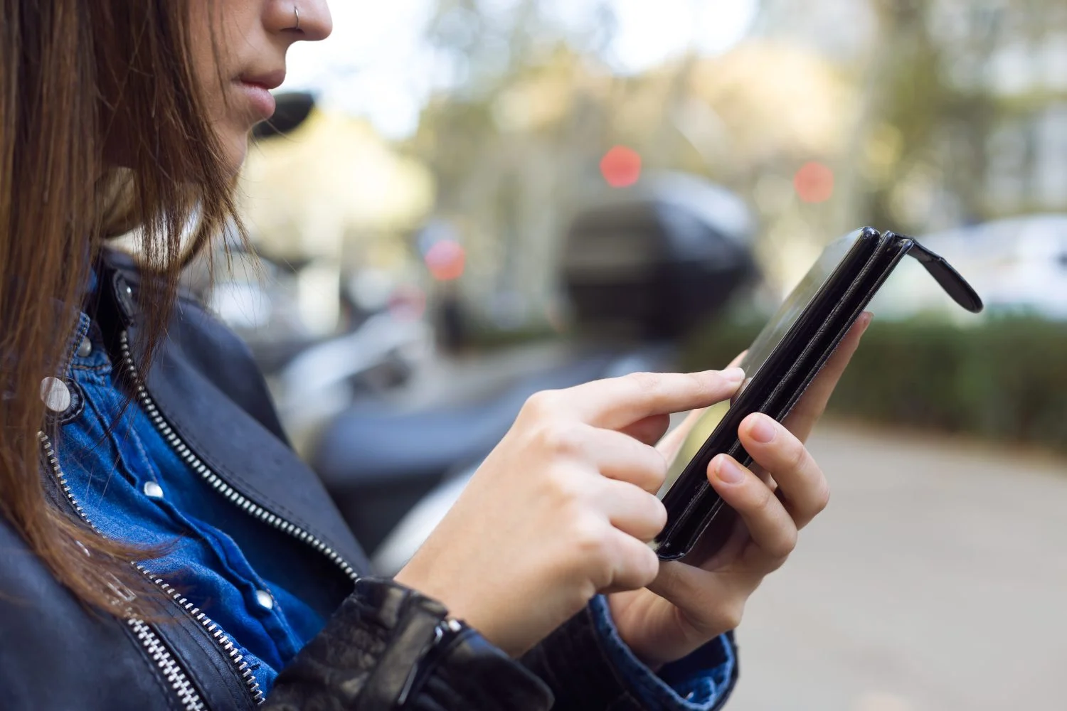 La técnica más común para robar tus datos en una WiFi pública es tan sencilla como efectiva, y se conoce como el ataque del “gemelo malvado”. Fuente: Freepik
