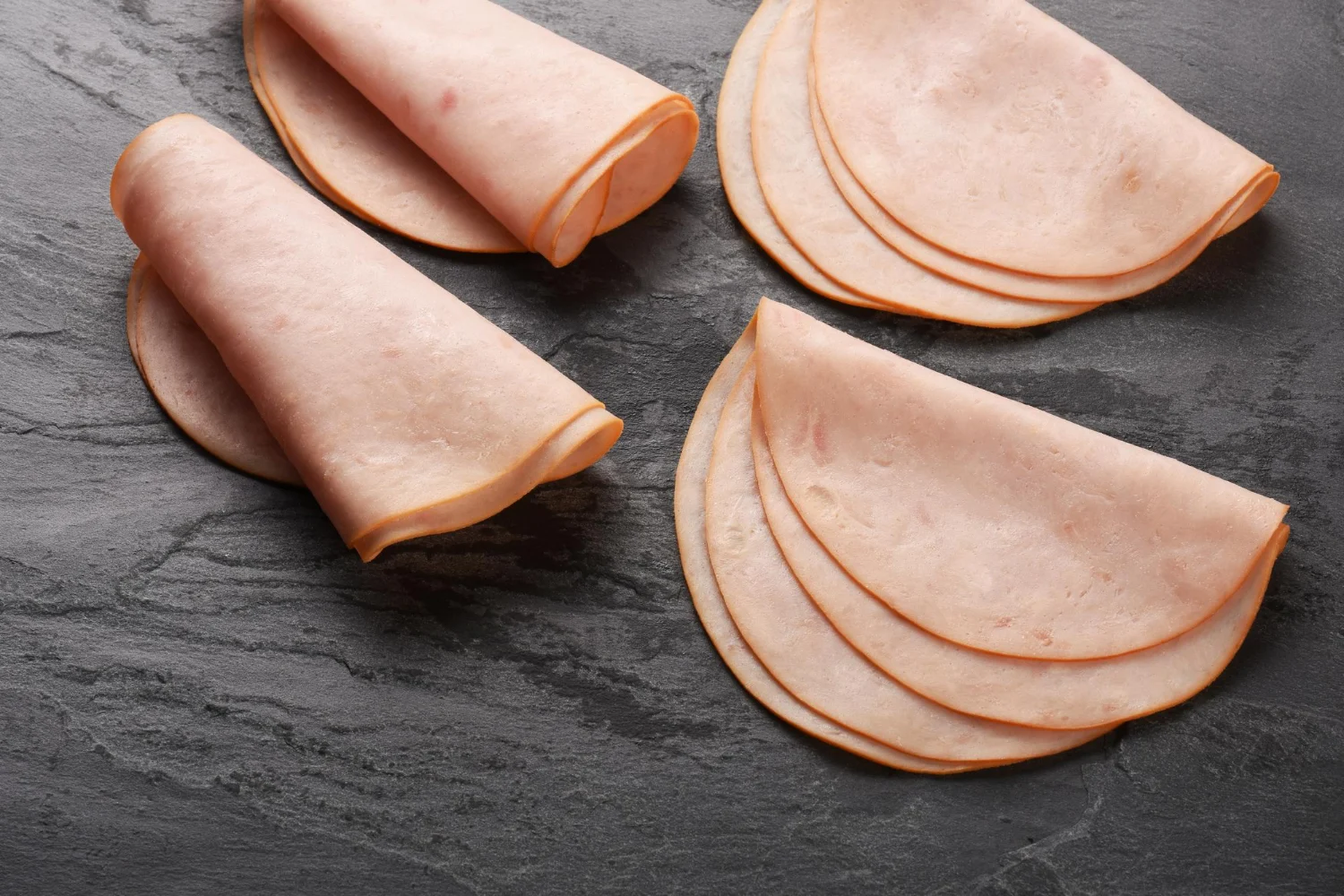 No todo lo que parece pavo lo es, ni mucho menos. Aprender a leer la etiqueta es la única herramienta que tenemos como consumidores para no llevarnos a casa un fiambre que es más aditivo que carne. Fuente: Freepik
