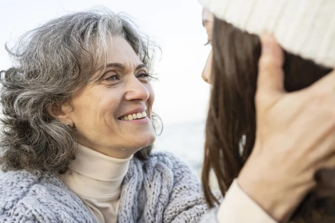 La belleza es un reflejo de la salud interna, Dr. Le Zeng, experto en Medicina Tradicional China 1 Merca2.es madre e hija se unen en la playa Merca2.es