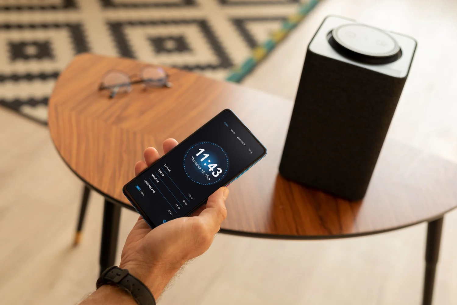 El problema no se limita únicamente al teléfono. Cada vez tenemos más dispositivos conectados, y cada uno de ellos es una potencial nueva grieta en nuestro muro. La ciberseguridad debe ser integral. Fuente: Freepik
