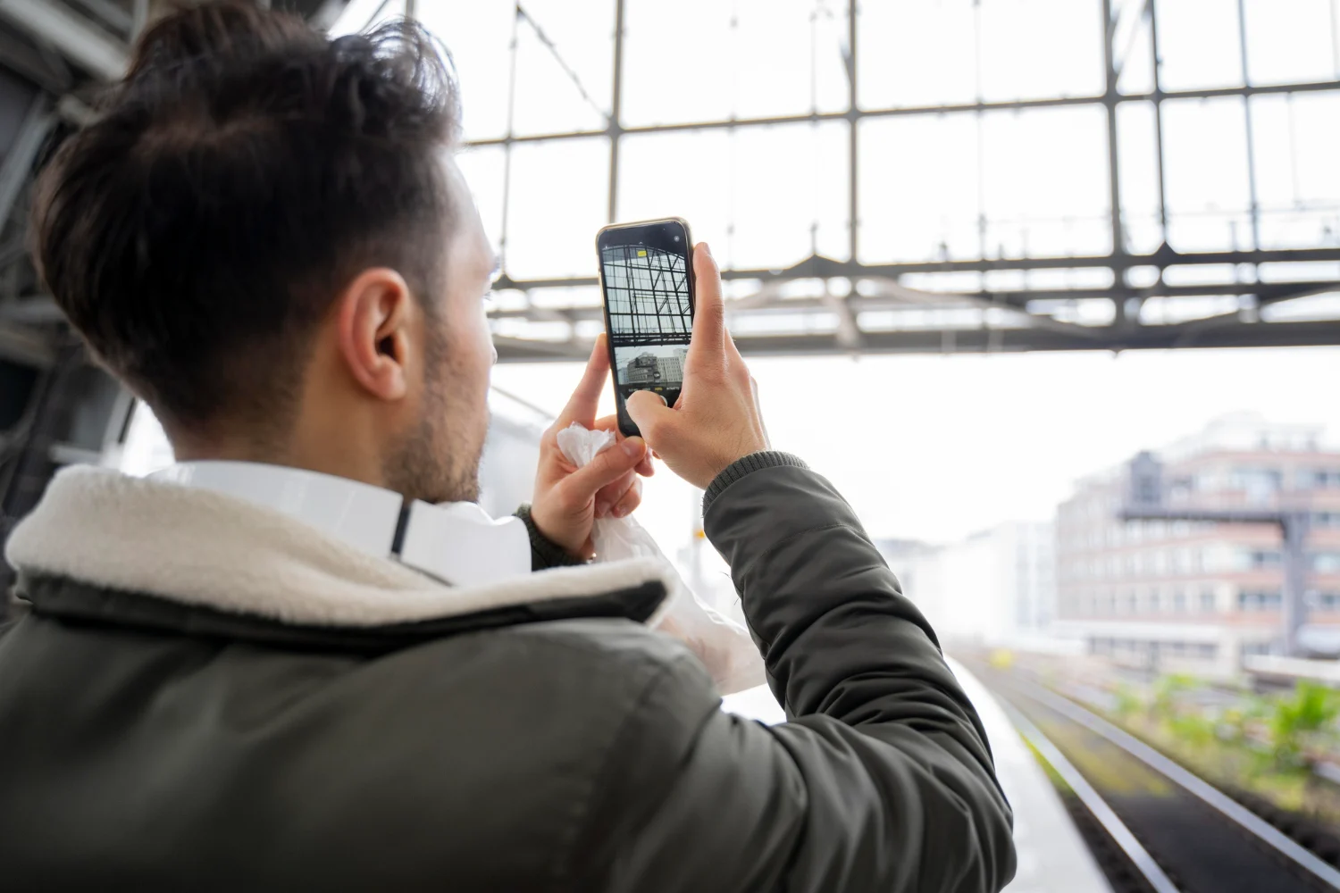 Identificar a tiempo esta patología asociada a WhatsApp es clave para evitar que el problema se cronifique y limite por completo la funcionalidad de tu mano. Fuente: Freepik
