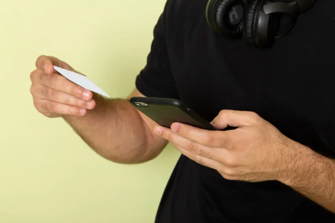 La prevención es la herramienta más poderosa que tenemos, y la Guardia Civil ofrece pautas claras para no convertirnos en la próxima víctima de la estafa del ‘hijo en apuros’. Fuente: Freepik

