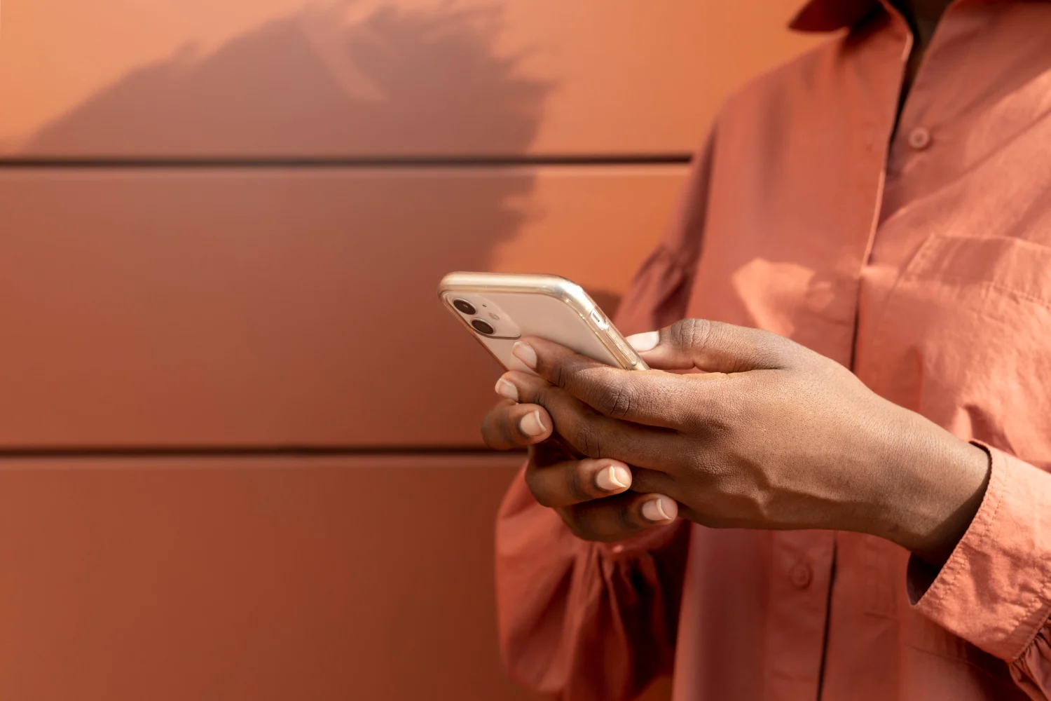 Afortunadamente, tienes el control para eliminar esta peligrosa memoria de tu móvil y empezar de cero con el teclado de Google. Fuente: Freepik
