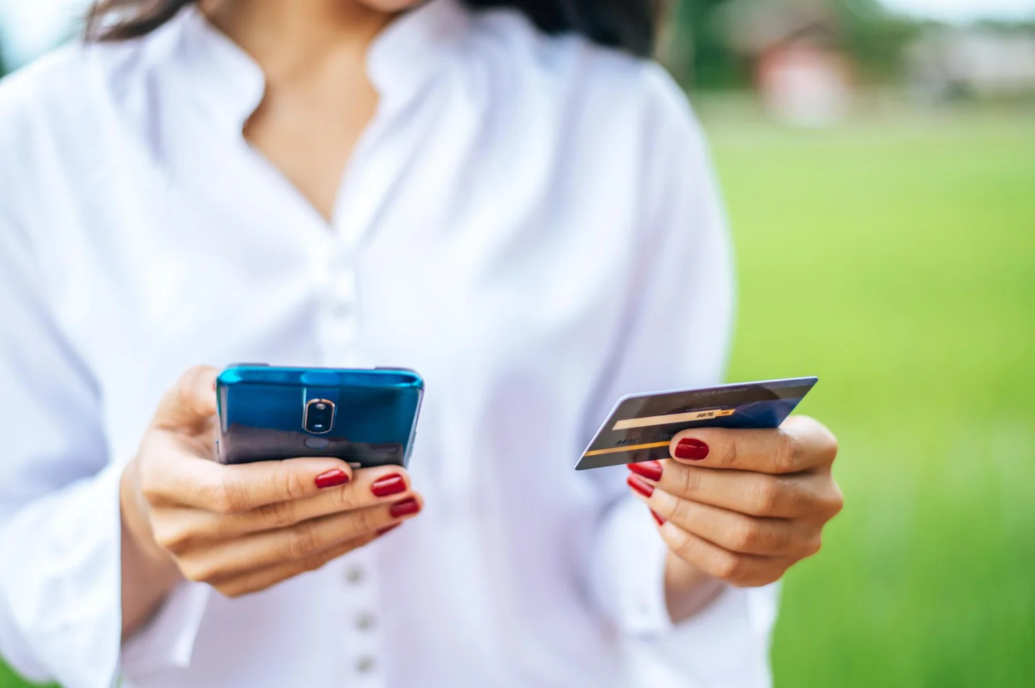 Alerta máxima: Un ex-hacker desvela los 3 puntos negros donde nunca debes usar tu tarjeta (clonarla es cuestión de segundos) 1 Merca2.es El peligro no siempre está en las grandes transacciones; a veces, el mayor riesgo para tu tarjeta se esconde en los pagos más pequeños y aparentemente inofensivos del día a día. Fuente: Freepik