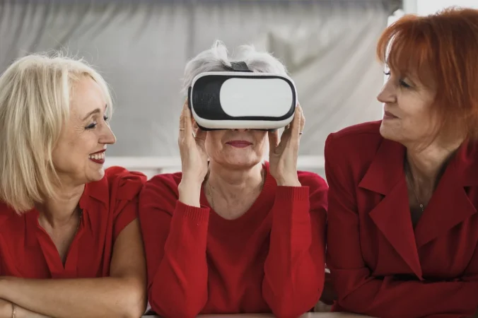 mujeres mayores que usan tecnologia vr Merca2.es