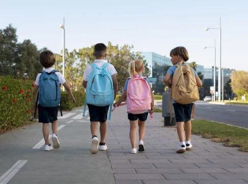 ninos-volviendo-juntos-la-escuela