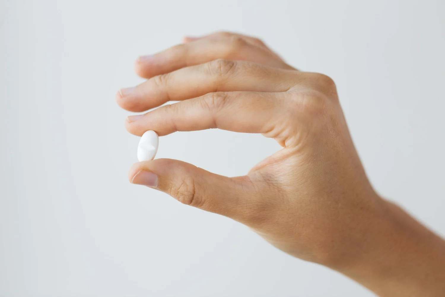 Para comprender el riesgo real del ibuprofeno, es fundamental entender primero cómo actúa en nuestro organismo y por qué su efecto beneficioso contra el dolor tiene una cara B. Fuente: Freepik
