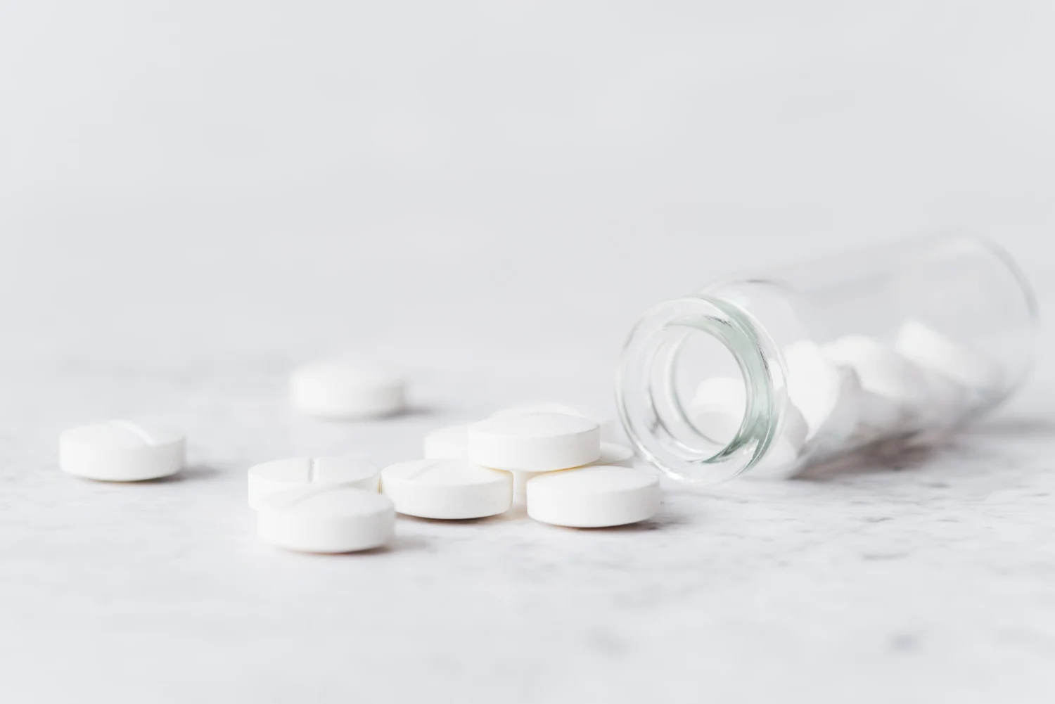 Muchas veces, antes de que el daño sea grave, nuestro propio organismo nos manda avisos que solemos ignorar o achacar a otras causas al tomar ibuprofeno. Fuente: Freepik
