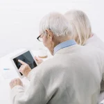 Mayores de 65 años conectados: innovación digital para una vida más activa y social