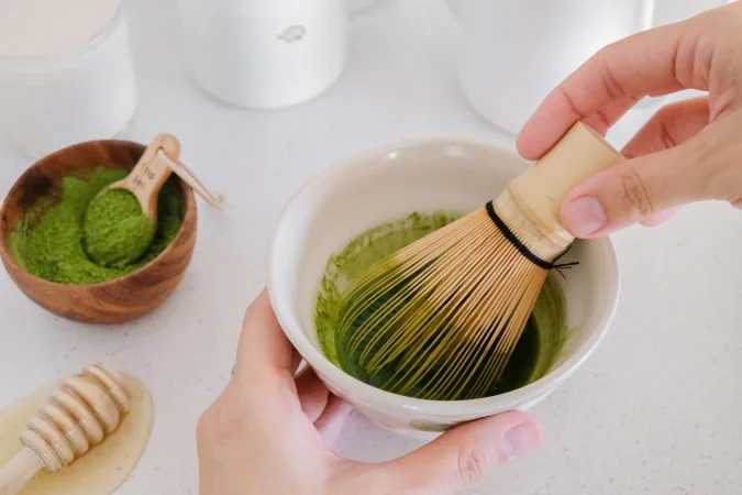 Cómo preparar té matcha en casa y los beneficios que aporta a tu salud 2 Merca2.es preparando te verde matcha bebidas saludables y de moda Merca2.es