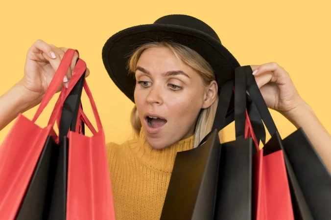 primer plano de mujer de compras de viernes negro Merca2.es