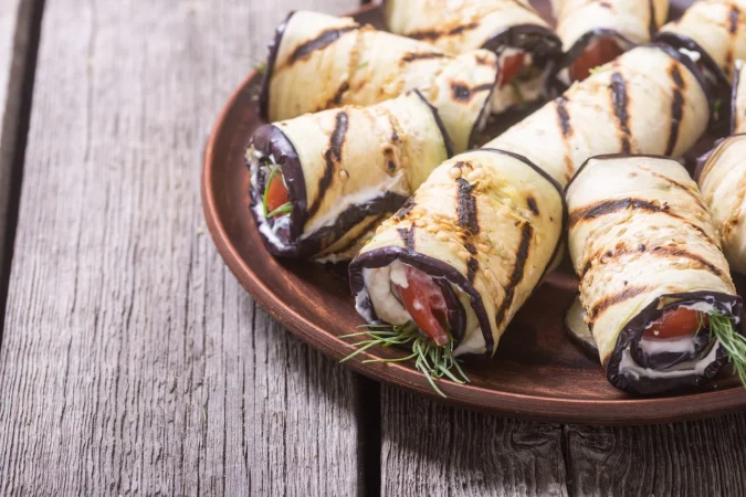 rollitos de berenjena la plancha con queso crema y tomates Merca2.es