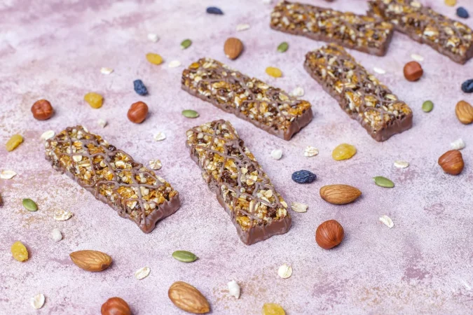 Barritas energéticas caseras: la receta fácil que te dará energía todo el día 4 Merca2.es saludables deliciosas barras de granola con chocolate barras de muesli con nueces y frutas secas vista superior 1 Merca2.es