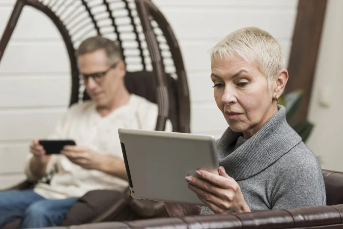 Los sénior conquistan Internet: de Facebook a YouTube sin miedo a la pantalla 30 Merca2.es LA DIGITALIZACION COMO HABITO PARA LOS SENIOR