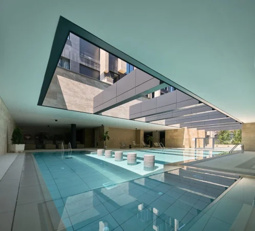 Un ático de lujo con terrazas y piscina