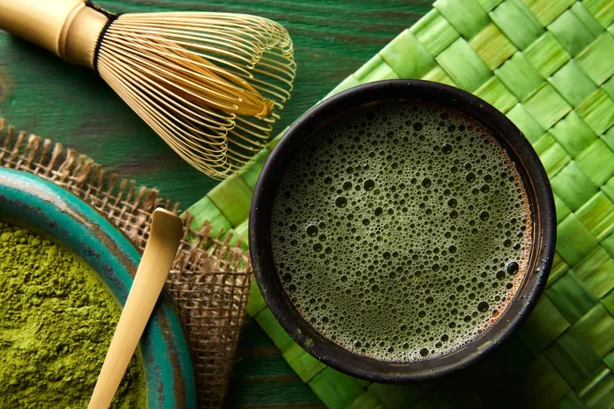Cómo preparar té matcha en casa y los beneficios que aporta a tu salud 1 Merca2.es teas y bambu matcha te polvo bambu Merca2.es