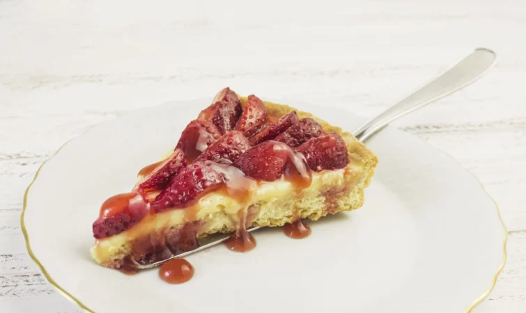 trozo delicioso de tarta de fresas Merca2.es