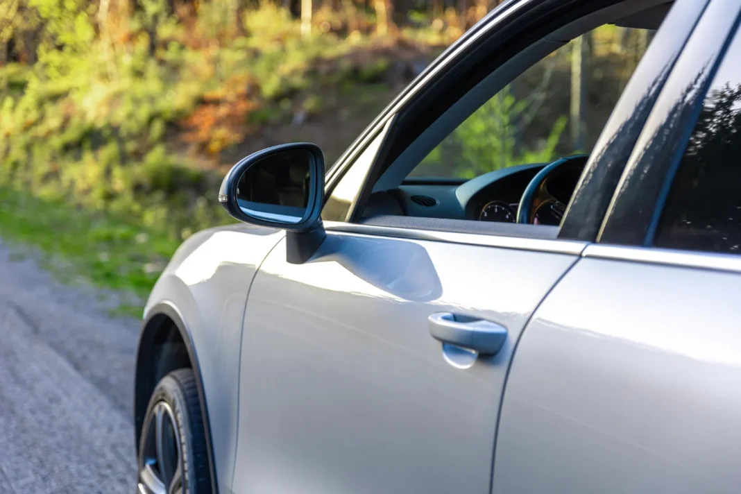 Esta es la función secreta que todas las llaves del coche tienen y casi nadie utiliza (subir y bajar ventanas)