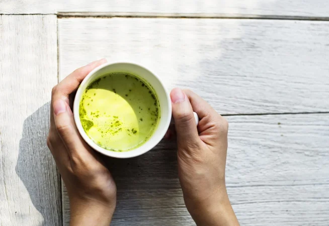 Cómo preparar té matcha en casa y los beneficios que aporta a tu salud 3 Merca2.es vista aerea de la bebida de te verde Merca2.es