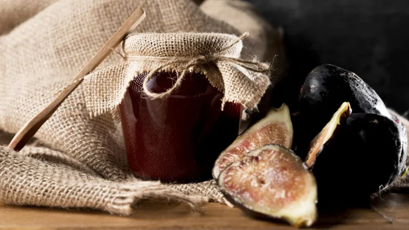 Cómo hacer mermelada de higos: un placer dulce y natural 5 Merca2.es vista frontal del frasco con mermelada de higos Merca2.es