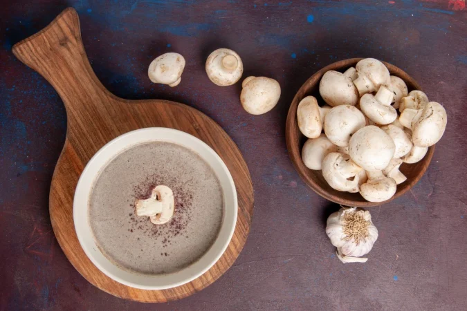 vista superior deliciosa sopa de champinones con champinones en el escritorio oscuro Merca2.es